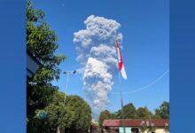 Erupción del volcán Dukono en Indonesia deja tres senderistas muertos y 17 rescatados