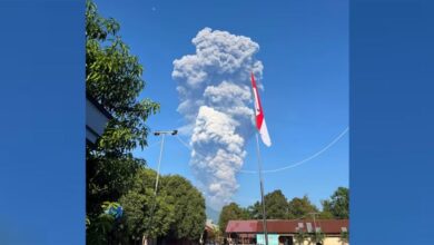 Erupción del volcán Dukono en Indonesia deja tres senderistas muertos y 17 rescatados