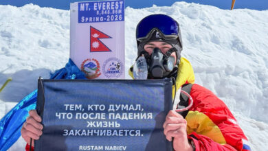 Alpinista ruso Rustam Nabiev corona el Everest usando solo sus brazos