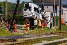 Cuatro muertos tras brutal choque entre un tren y un minibús escolar en Bélgica