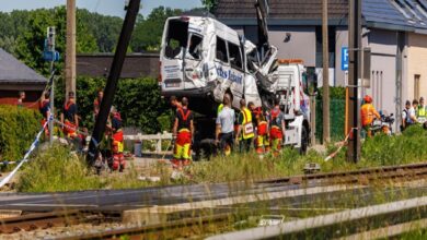 Cuatro muertos tras brutal choque entre un tren y un minibús escolar en Bélgica