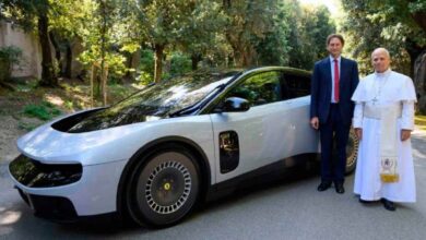 León XIV estrena el volante del primer automóvil eléctrico de Ferrari