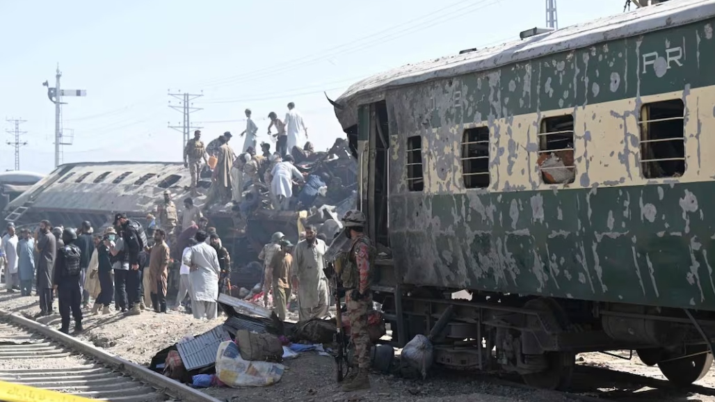 Al menos 29 muertos y más de 100 heridos en un atentado con bomba contra un tren en el oeste de Pakistán