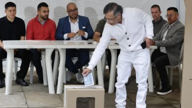 Gustavo Petro sufraga en la jornada electoral que definirá a su sucesor en Colombia