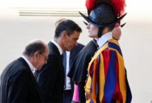 Pedro Sánchez llega al Vaticano para su primera audiencia oficial con el papa León XIV