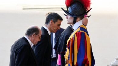 Pedro Sánchez llega al Vaticano para su primera audiencia oficial con el papa León XIV