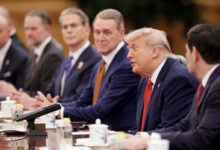 Trump aterriza en Pekín para iniciar una "nueva era" de cooperación con Xi Jinping
