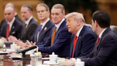 Trump aterriza en Pekín para iniciar una "nueva era" de cooperación con Xi Jinping