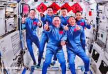 Astronautas de misión china Shenzhou-21 retornan exitosamente a la Tierra