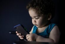 Los padres son el principal modelo de la adicción infantil a las pantallas, según un estudio