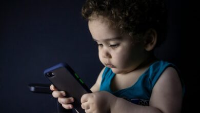 Los padres son el principal modelo de la adicción infantil a las pantallas, según un estudio