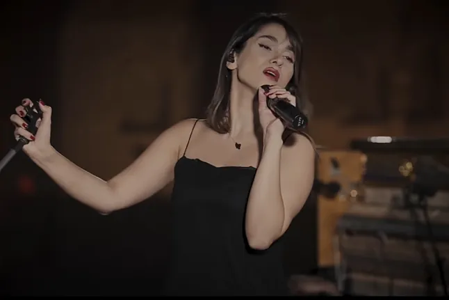 Irán condena a 74 latigazos a la cantante Parastoo Ahmadi por dar un concierto online sin velo