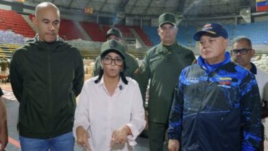 Delcy Rodríguez inspecciona centro de acopio central en La Guaira para garantizar atención a damnificados