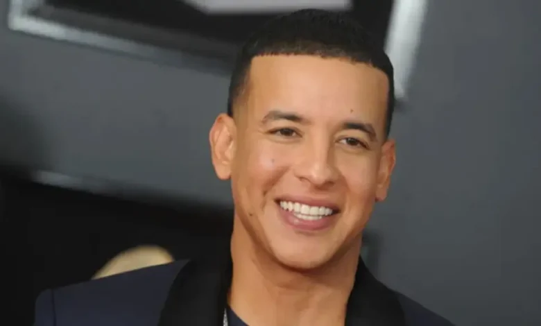 Daddy Yankee visita centro de acopio en Puerto Rico para ayudar a Venezuela