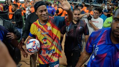 Ronaldinho recorrió Petare y desató furor, jugará un partido de exhibición en Caracas