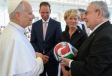 Papa León XIV recibe el balón del Mundial 2026 en el Vaticano