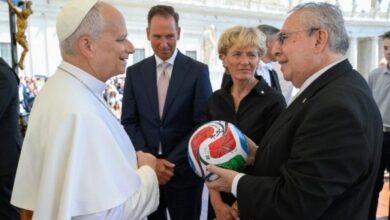 Papa León XIV recibe el balón del Mundial 2026 en el Vaticano
