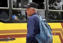 Adultos mayores exigen respeto a sus derechos ante el cobro excesivo del pasaje