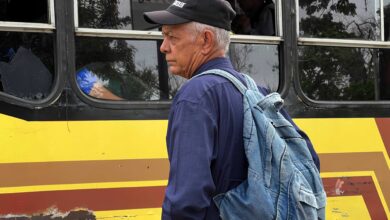 Adultos mayores exigen respeto a sus derechos ante el cobro excesivo del pasaje