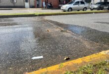 Bote de aguas blancas en la avenida El Ejército deteriora el asfalto y debilita el suministro en los hogares