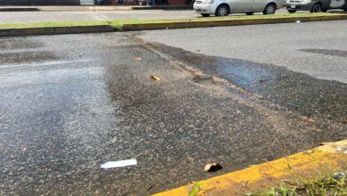Bote de aguas blancas en la avenida El Ejército deteriora el asfalto y debilita el suministro en los hogares
