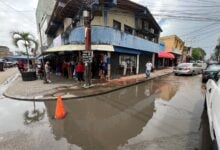 Comerciantes de la calle Bermúdez y boulevard Arriojas afectados por desborde de aguas servidas