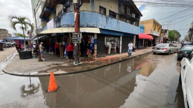Comerciantes de la calle Bermúdez y boulevard Arriojas afectados por desborde de aguas servidas