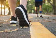 Caminar 15 minutos después de comer activa la digestión y previene la inflamación abdominal