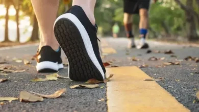 Caminar 15 minutos después de comer activa la digestión y previene la inflamación abdominal