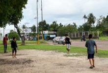 Peligro en la redoma: niños de la Av. Cruz Peraza juegan en espacios inseguros