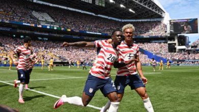 Estados Unidos venció a Australia, con autogol de Burgess y cabezazo de Freeman