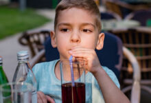 Consumo de refrescos y jugos en la infancia eleva un 52% el riesgo de hipertensión en la adultez