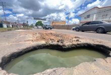 Colapso de tuberías mantiene abierto un peligroso cráter en la avenida Casanova de Maturín
