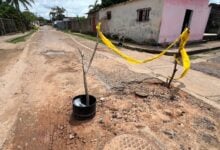 ¡Dejaron el hueco! Vecinos de El Marqués exigen asfaltado tras reparación de una tubería