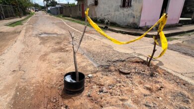 ¡Dejaron el hueco! Vecinos de El Marqués exigen asfaltado tras reparación de una tubería