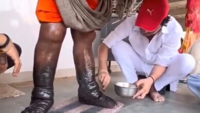 12 años de pie: la increíble promesa de un hombre en India
