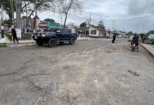 Denuncian deterioro en la vía principal de La Cruz y exigen plan de asfaltado inmediato