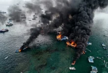 Feroz incendio destruye ocho embarcaciones en el Puerto de Manta en Ecuador