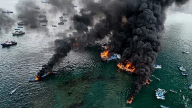 Feroz incendio destruye ocho embarcaciones en el Puerto de Manta en Ecuador