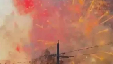 Explotan miles de fuegos artificiales tras incendiarse un negocio en Oklahoma