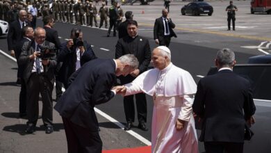 Papa León XIV regresa a Roma en el avión del rey de España