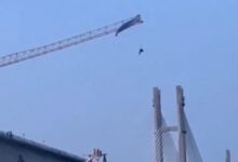 Parapentista pasa horas atrapado en una grúa a 60 metros de altura en China