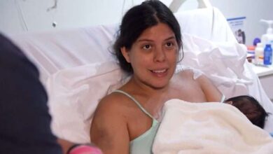 Rescatan a una madre y a su bebé de 18 días atrapados bajo los escombros