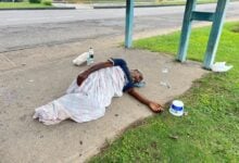 Adulto mayor en grave estado de salud tienen días en la parada del urbanismo Country Club de Maturín