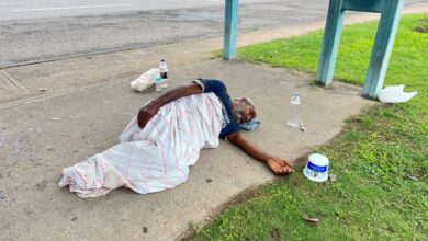 Adulto mayor en grave estado de salud tienen días en la parada del urbanismo Country Club de Maturín