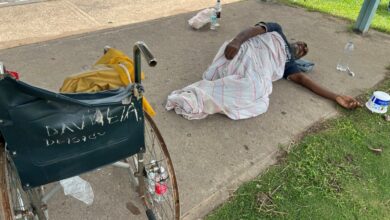 Autoridades rescatan y brindan atención médica al adulto mayor en situación de calle en Juanico