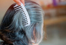 Tinte natural con cáscaras de papa: la receta casera para cubrir las canas