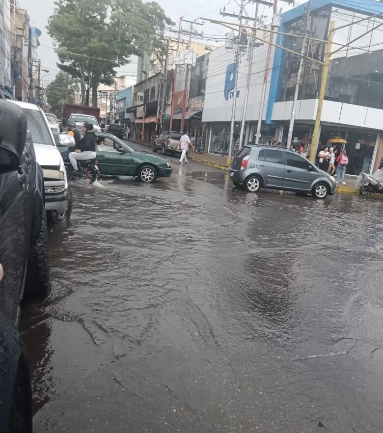 Maturín colapsa tras cada "palo de agua": caos vial y comercial en el centro
