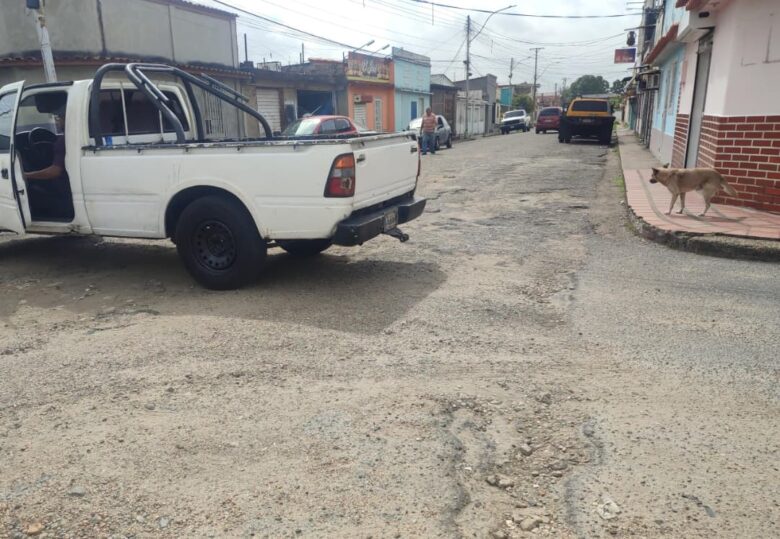 Denuncian más de 20 años de abandono en la calle Carabobo
