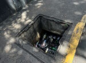 Sigue el peligro latente por alcantarilla sin tapa en la avenida Bicentenario